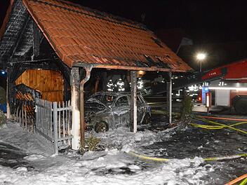 Total ausgebrannt sind am Montagabend ein Pkw und ein Carport in Oerlenbach in der Karl-Karch-Straße. Foto: Peter Rauch