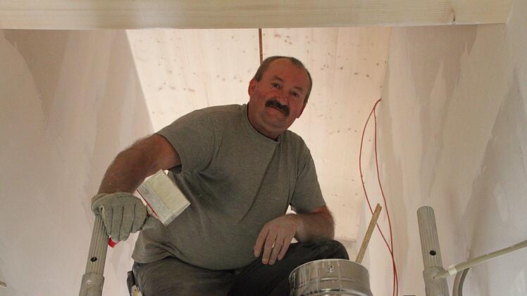 Aktuell lasiert ein Arbeiter die Holzverkleidung im Gang. Foto: Ulrike Müller