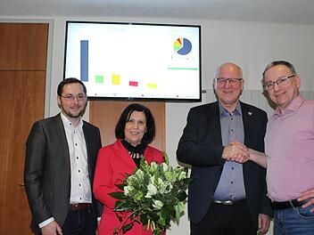 Als großen Vertrauensbeweis der Bevölkerung sieht Klaus Homann sein Wahlergebnis von 63,61 Prozent. Bei vier Gegenkandidaten wurde er auf Anhieb in seinem Amt bestätigt. Erste Gratulanten waren seine Frau Christine, Wahlleiter Günther Dittrich (rechts) und Geschäftsleiter Tobias Schmaus (links).  Foto: Werner Baier