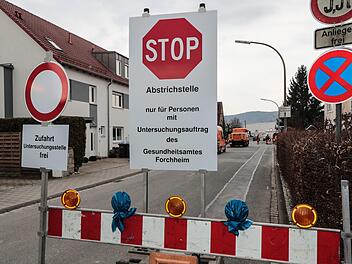 Abstriche im Drive-By-Verfahren: seit 23. März auf dem Parkplatz der Sporthalle des Herder-Gymnasiums in Forchheim. Mittlerweile teilen sich Gesundheitsamt und kassenärztliche Vereinigung Bayern (KVB) diese Abstrichstelle. Foto: Matthias Hoch/Archiv