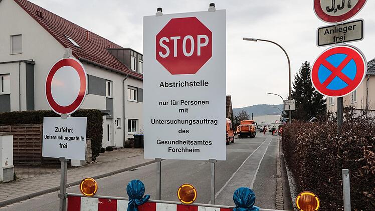 Abstriche im Drive-By-Verfahren: seit 23. März auf dem Parkplatz der Sporthalle des Herder-Gymnasiums in Forchheim. Mittlerweile teilen sich Gesundheitsamt und kassenärztliche Vereinigung Bayern (KVB) diese Abstrichstelle. Foto: Matthias Hoch/Archiv