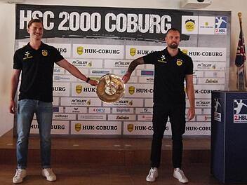 Die Meisterschale ist endlich in Coburg angekommen. Florian Billek und Jakob Knauer nahmen die Trophäe im Rathaus in Empfang. Foto: Rebecca Vogt