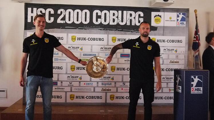 Die Meisterschale ist endlich in Coburg angekommen. Florian Billek und Jakob Knauer nahmen die Trophäe im Rathaus in Empfang. Foto: Rebecca Vogt