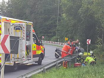 Rettungskr&auml;fte versorgen eine verungl&uuml;ckte Motorradfahrerin am Schindberg bei M&uuml;nnerstadt.  Susanne Will