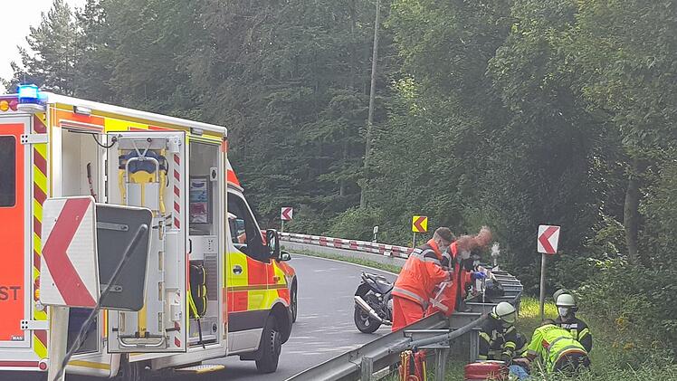 Rettungskr&auml;fte versorgen eine verungl&uuml;ckte Motorradfahrerin am Schindberg bei M&uuml;nnerstadt.  Susanne Will