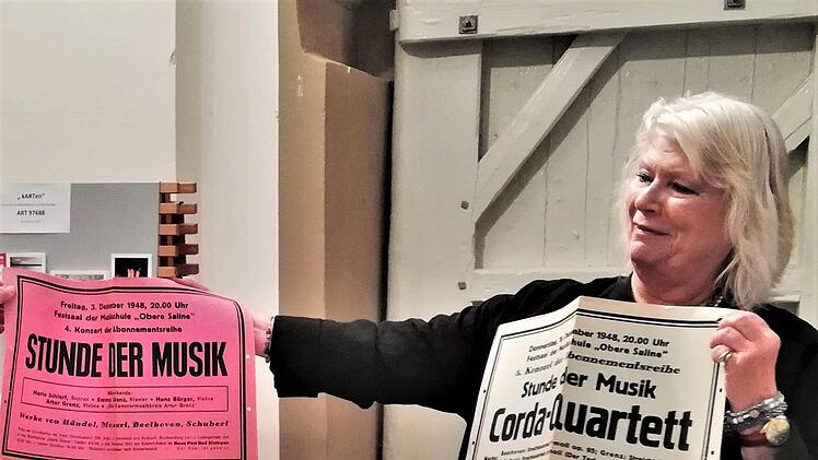 Mit gebotenem Abstand: Heide Sommer übergab Stadtarchivar Peter Weidisch eine bunt gemischte Materialsammlung über die von ihren Eltern betriebene Musikschule.Sigismund von Dobschütz