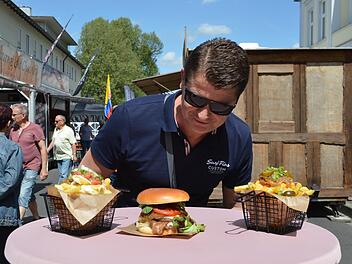 Was nehme ich denn blo&szlig;? Das fragte sich dieser Gast aus Schweinfurt, als er am Freitagmittag durch die Streetfood-Meile in Bad Kissingen schlenderte.