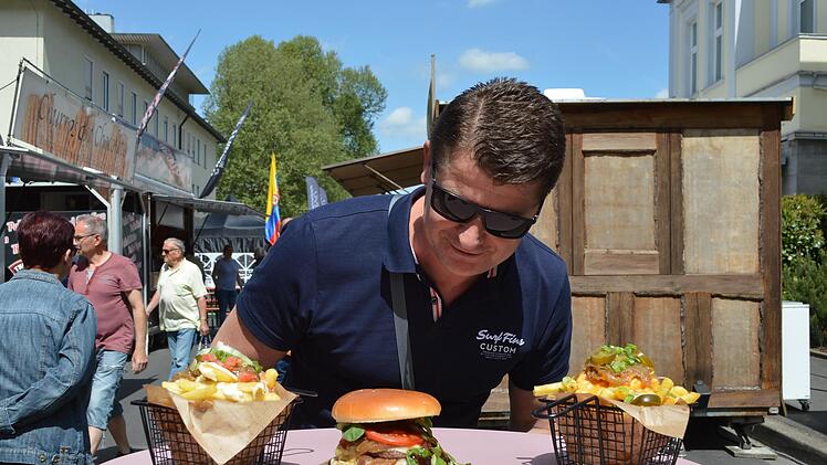 Was nehme ich denn blo&szlig;? Das fragte sich dieser Gast aus Schweinfurt, als er am Freitagmittag durch die Streetfood-Meile in Bad Kissingen schlenderte.