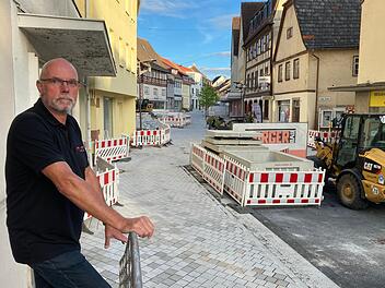 Mit Sorge und Ärger blickt Anwohner Dietmar Schreiner auf die Baustelle vor seinem Haus in der Bahnhofstraße.