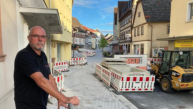 Mit Sorge und Ärger blickt Anwohner Dietmar Schreiner auf die Baustelle vor seinem Haus in der Bahnhofstraße.