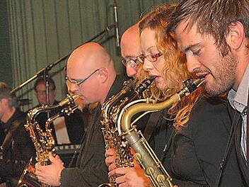 Die Big-Band BlueTrainOrchestra gibt am Sonntag ein Benefizkonzert im Theater fürs Theater.