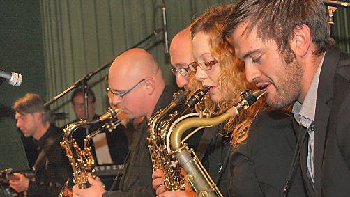 Die Big-Band BlueTrainOrchestra gibt am Sonntag ein Benefizkonzert im Theater fürs Theater.