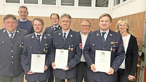 Das Foto zeigt (von links) Kommandant Bernd H&ouml;hl, B&uuml;rgermeister Martin Bernreuther, Patrick Winkler, Kreisbrandmeister Jonas Paulini, Bernd Ullrich, Stellvertretenden Landrat Dieter Schaar, Jens R&ouml;del und Vorsitzende Angela Schmidt.