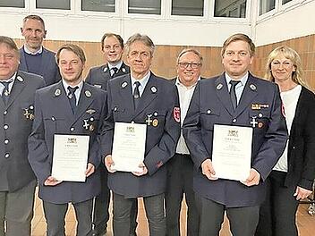 Das Foto zeigt (von links) Kommandant Bernd Höhl, Bürgermeister Martin Bernreuther, Patrick Winkler, Kreisbrandmeister Jonas Paulini, Bernd Ullrich, Stellvertretenden Landrat Dieter Schaar, Jens Rödel und Vorsitzende Angela Schmidt.