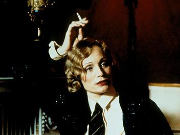 Die hochn&auml;sige Lady Sylvia McCordle (Kristin Scott Thomas) ist in einer ungl&uuml;cklichen Ehe mit dem deutlich &auml;lteren Sir William gefangen.