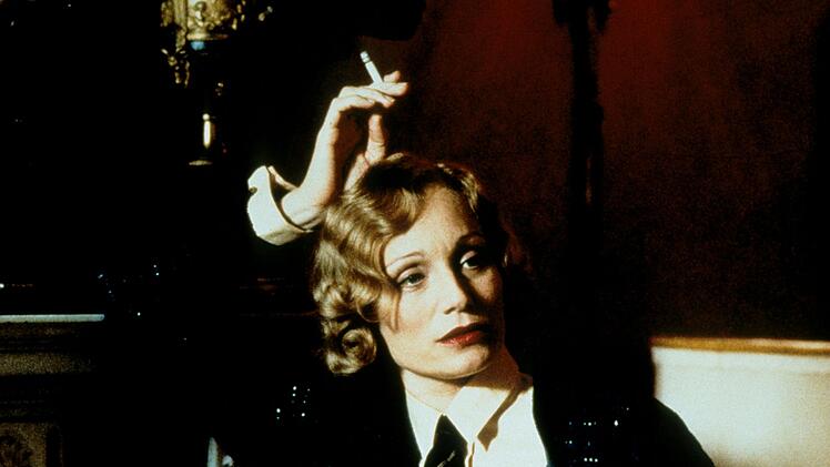 Die hochn&auml;sige Lady Sylvia McCordle (Kristin Scott Thomas) ist in einer ungl&uuml;cklichen Ehe mit dem deutlich &auml;lteren Sir William gefangen.