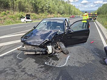 R&ouml;dental: Schwerer Unfall mit drei Fahrzeugen - B4 gesperrt