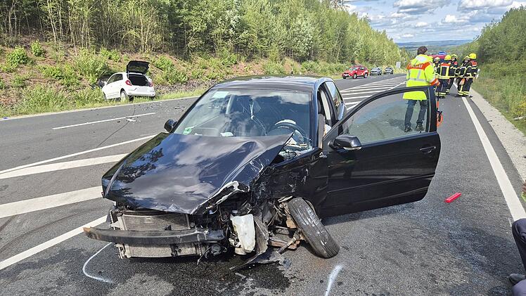 R&ouml;dental: Schwerer Unfall mit drei Fahrzeugen - B4 gesperrt