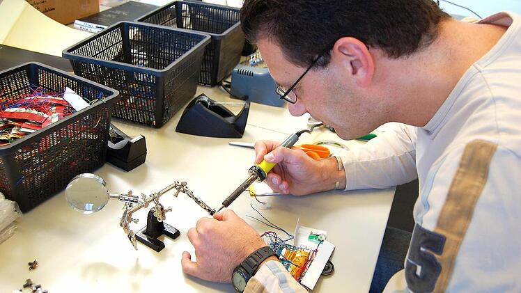 Produktionsleiter Tim Sedlatschek ist der technische Profi bei Audio Logo. Hier programmiert er ein Modul für eine Filmsequenz.