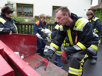 Feuerwehr und Technisches Hilfswerk waren am Wochenende mit dem Hochwasser besch&auml;ftigt. Insgesamt zieht die Intergrierte Leitstelle die Bilanz, dass es in ihrem Bereich h&auml;tte schlimmer kommen k&ouml;nnen. Foto: Archiv