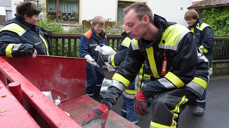 Feuerwehr und Technisches Hilfswerk waren am Wochenende mit dem Hochwasser beschäftigt. Insgesamt zieht die Intergrierte Leitstelle die Bilanz, dass es in ihrem Bereich hätte schlimmer kommen können. Foto: Archiv