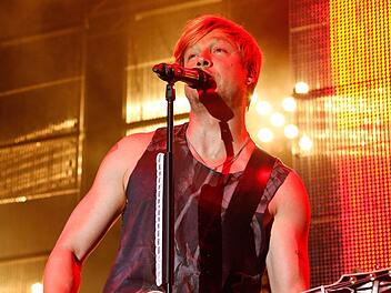 Hallo, Coburg: Die finnische Band Sunrise Avenue mit ihrem Frontman Samu Haber hat am Mittwoch die Reihe der Open-Air-Konzerte auf dem Schlossplatz eröffnet. Foto: Matthias Hoch