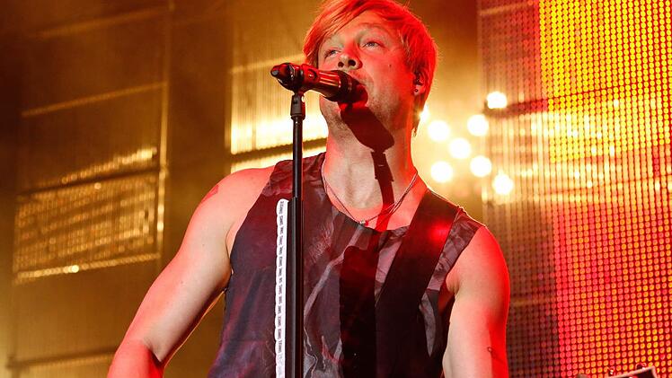 Hallo, Coburg: Die finnische Band Sunrise Avenue mit ihrem Frontman Samu Haber hat am Mittwoch die Reihe der Open-Air-Konzerte auf dem Schlossplatz eröffnet. Foto: Matthias Hoch