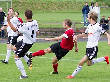 Auch auf die Abwehr des TSV Weißenbrunn war bislang Verlass. Philipp Schwarz, Philipp Krauss, Christoph Wagner (weiße Trikots, von links) und Co. schafften es auch, dass Andreas Böhnlein vom FC Kronach, aktuell der beste Torschütze der Kreisliga, ohne Treffer blieb. Foto: Heinrich Weiß