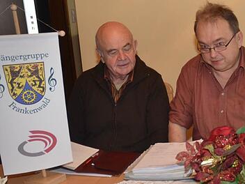 Dieses Vorstandstrio der Sängergruppe Frankenwald (SGF) bringt es auf über 70 Jahre kontinuierlicher Vorstandstätigkeit (v. l.): Walter Klose (Gruppenchorleiter), Jürgen Ultsch (Geschäftsführer) und Bernhard Zipfel (SGF-Vorsitzender)  Foto: K.- H. Hofmann