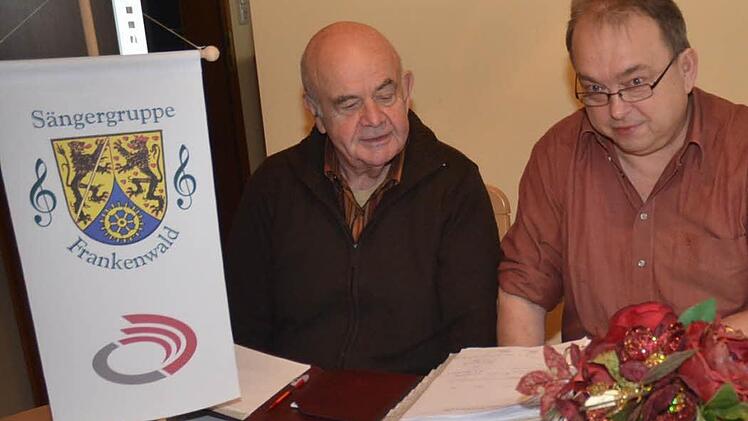 Dieses Vorstandstrio der Sängergruppe Frankenwald (SGF) bringt es auf über 70 Jahre kontinuierlicher Vorstandstätigkeit (v. l.): Walter Klose (Gruppenchorleiter), Jürgen Ultsch (Geschäftsführer) und Bernhard Zipfel (SGF-Vorsitzender)  Foto: K.- H. Hofmann