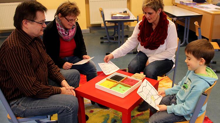 Werner und Sabine Dresel lassen sich erklären, wie ihr Sohn Matthias sich einschätzt und wie ihn Gabriele Mönius (2. v. r.) beurteilt. Foto: Johanna Blum