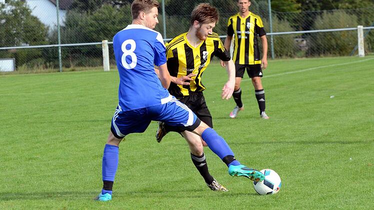 Im ersten Spiel unter dem neuen Trainer Markus Schock gelang der DJK Wimmelbach (gelb-schwarze Trikots) am Sonntag gleich ein 4:1-Sieg gegen den FC Dormitz. Foto: herzopress