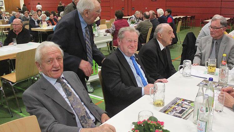 Zahlreiche Honoratioren hatten sich zur Feierstunde in der Adam-Riese-Halle eingefunden. Foto: Matthias Einwag