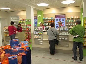 Großzügige Räumlichkeiten, Platz für individuelle Beratungen und ein automatisches Warenlager spare in der Falken Apotheke Zeit und Lagerraum. Fotos: Winfried Ehling