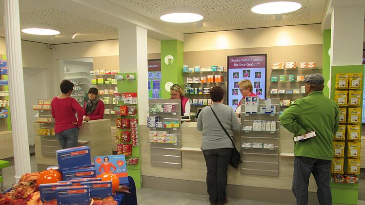 Großzügige Räumlichkeiten, Platz für individuelle Beratungen und ein automatisches Warenlager spare in der Falken Apotheke Zeit und Lagerraum. Fotos: Winfried Ehling