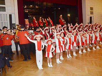 Höhepunkt beim Dreikönigsball ist der Auftritt der Kroniche Fousanaocht. Mit Tanz und markigen Sprüchen sowie dem dreifachen "Kronich Feuedunnekeil" unter musikalischer Begleitung der "Echtn Kroniche Hounsnküh"  bringen sie Schwung und gute Laune in den Saal. K.- H. Hofmann