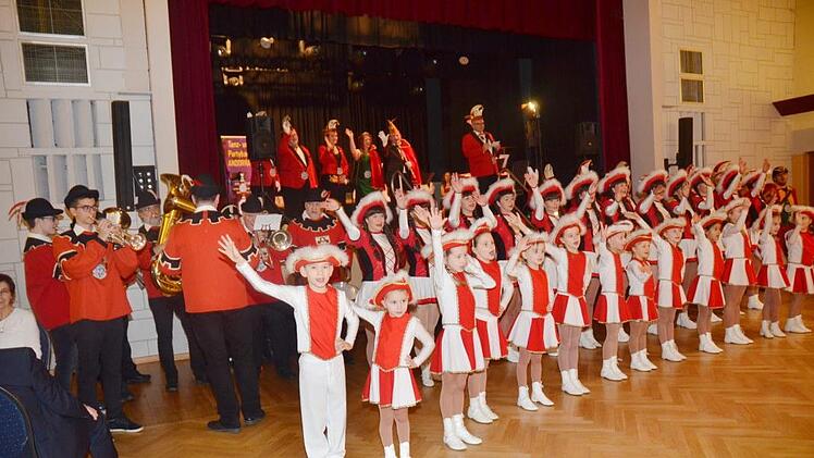 Höhepunkt beim Dreikönigsball ist der Auftritt der Kroniche Fousanaocht. Mit Tanz und markigen Sprüchen sowie dem dreifachen "Kronich Feuedunnekeil" unter musikalischer Begleitung der "Echtn Kroniche Hounsnküh"  bringen sie Schwung und gute Laune in den Saal. K.- H. Hofmann