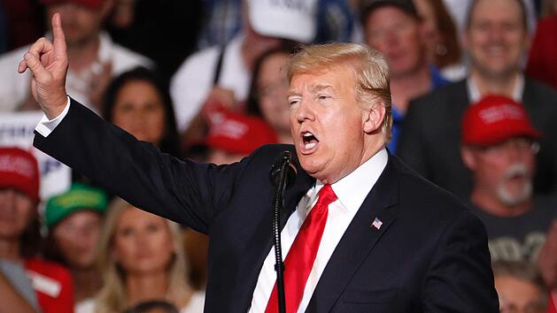 Donald Trump, Präsident der USA, spricht bei einer Wahlkampfveranstaltung auf der Luke Air Force Base. 1m 19.10.2018. Foto: Matt York/AP/dpa