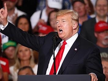 Donald Trump, Präsident der USA, spricht bei einer Wahlkampfveranstaltung auf der Luke Air Force Base. 1m 19.10.2018. Foto: Matt York/AP/dpa