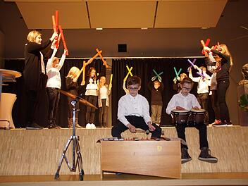 Mit Musik und Theater gestalteten die Schüler der Dr. Auguste-Kirchner-Realschule Haßfurt den Festakt anlässlich des 50-jährigen Schulbestehens. Hier die Gruppen "Sang und Klang 5+" der fünften Klassen  Sabine Weinbeer