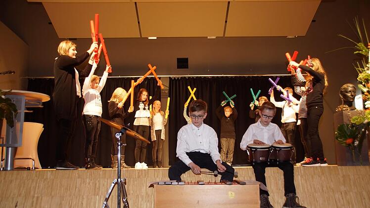 Mit Musik und Theater gestalteten die Schüler der Dr. Auguste-Kirchner-Realschule Haßfurt den Festakt anlässlich des 50-jährigen Schulbestehens. Hier die Gruppen "Sang und Klang 5+" der fünften Klassen  Sabine Weinbeer