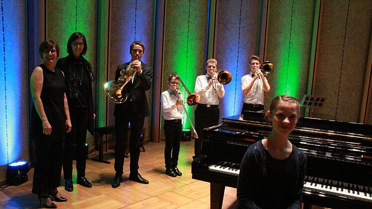 Ute Stibor und Gabriele Greubel mit Jeremias Friedrich, Jonas Greubel, Paul Metz, Luca Ehrenberg und Johanna Meder. Thomas Ahnert