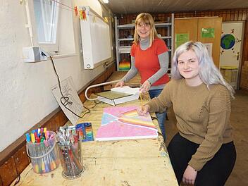 Sandra Hergenröder (sitzend) absolviert derzeit ein Freiwillig Ökologisches Jahr im Schullandheim am Bauersberg. Das Bild zeigt sie mit der Leiterin des Studienhauses  Andrea Schmitt. Foto: Marion Eckert