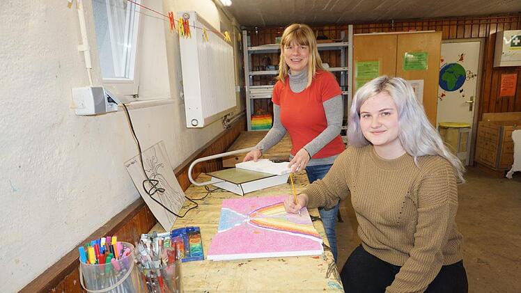 Sandra Hergenröder (sitzend) absolviert derzeit ein Freiwillig Ökologisches Jahr im Schullandheim am Bauersberg. Das Bild zeigt sie mit der Leiterin des Studienhauses  Andrea Schmitt. Foto: Marion Eckert