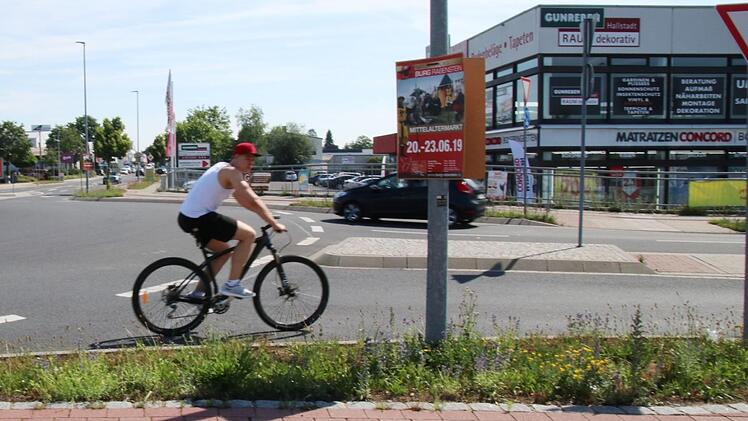 Den Radweg rechts liegen lassen und die Autospur verwendet hat dieser findige Fahrradfahrer.