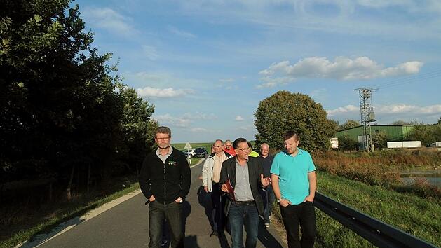 Karsten Fischkal (vorne Mitte) und die Mitglieder des Bauausschusses machten sich ein Bild davon, wie schmal die Stra&szlig;e ist.    Foto: Britta Schnake