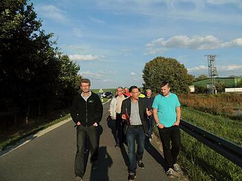Karsten Fischkal (vorne Mitte) und die Mitglieder des Bauausschusses machten sich ein Bild davon, wie schmal die Straße ist.    Foto: Britta Schnake