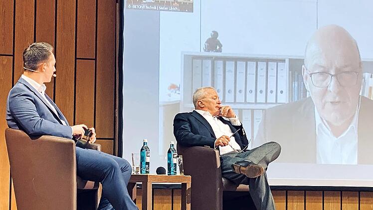 In der Erlanger Heinrich-Lades-Halle fand der Bildungskongress der FDP-Bundestagsfraktion mit zwei Diskussionsrunden statt.  Foto: p