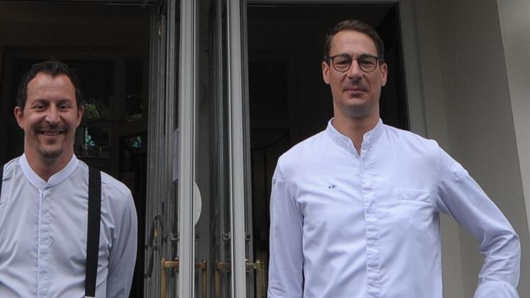 Restaurantleiter Thomas Hüttl und Küchenchef Frederik Desch (rechts) freuen sich über einen erneut errungenen Stern des Guide Michelin. Foto: Archiv/ Siegfried Farkas