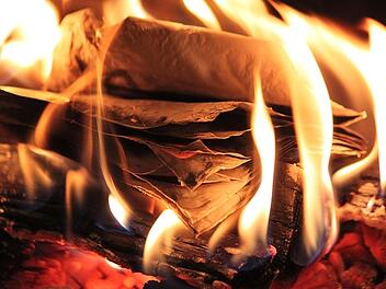 Weil vier Jungs alkoholisiert waren und f&uuml;r ihr Saufgelage ein Feuerchen machen wollten, versch&uuml;rten sie Seiten der H&uuml;ttentageb&uuml;cher - die Chronik des Skiclubs Bad Br&uuml;ckenau und randalierten. Das hatte ein gerichtliches Nachspiel.